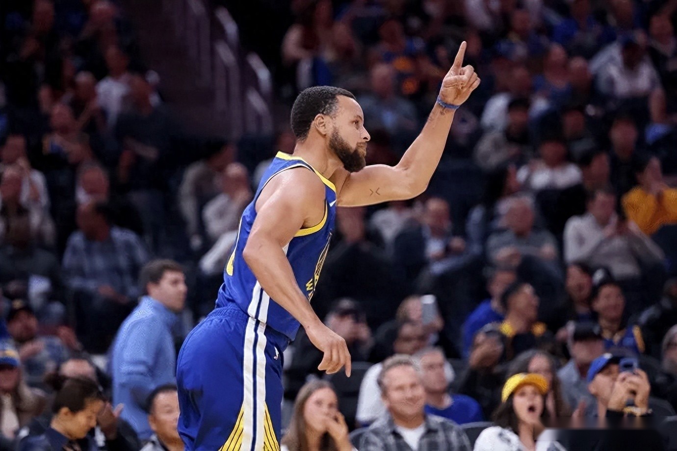 難怪庫里這么低迷！我的感冒越來越嚴(yán)重了 如果我有兩個(gè)核心背靠背 我明天就會(huì)缺席