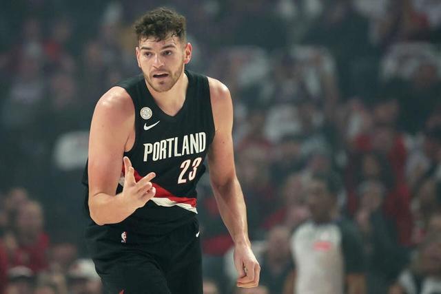 開拓者首發(fā)中鋒克林根7投2中得到7分8籃板2搶斷2蓋帽 三分球4投1中 正負(fù)值+1