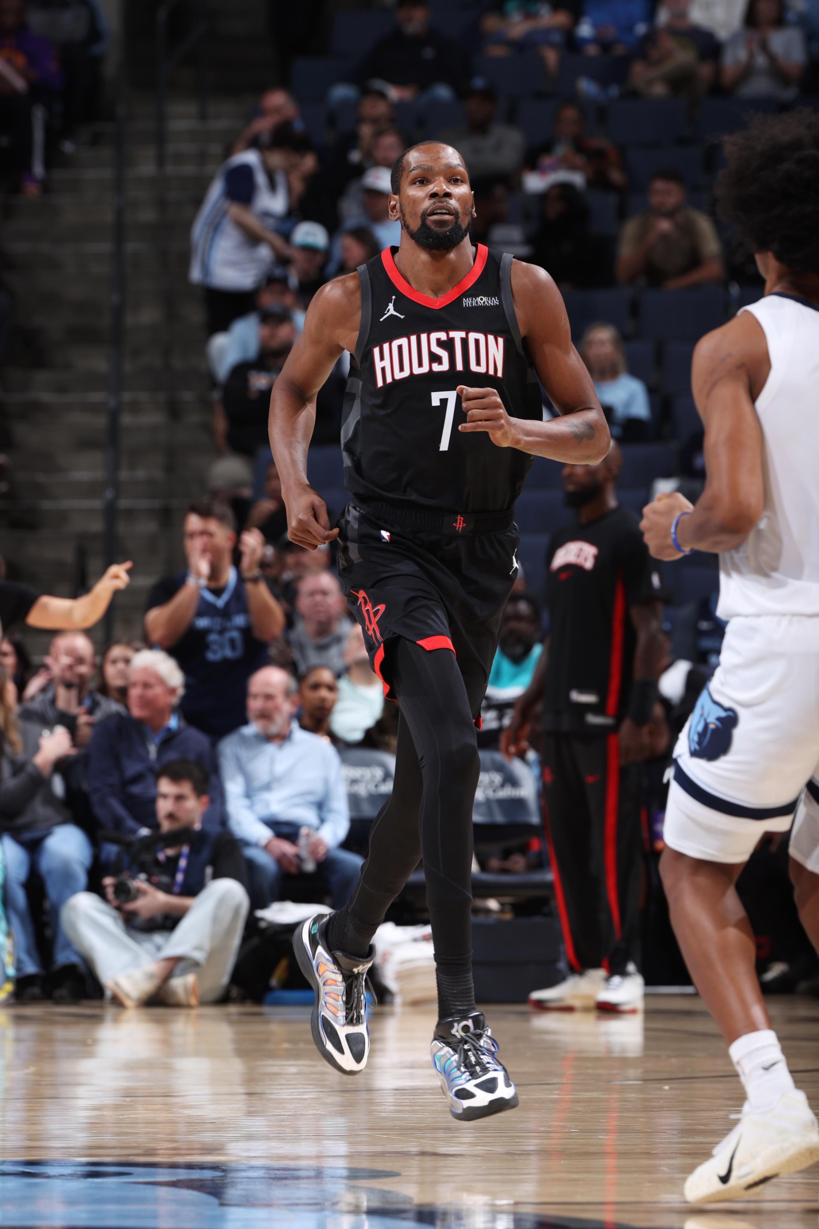 今天狀態(tài)不佳 杜蘭特18投5中僅得到11分4籃板5助攻 正負(fù)值卻+20