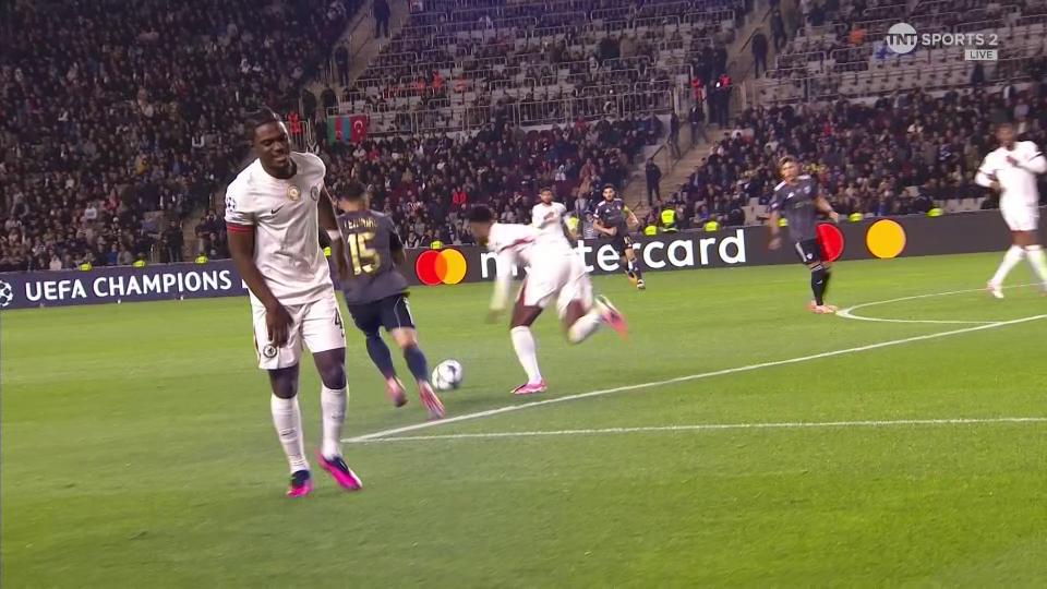 拉維亞在比賽開(kāi)始8 分鐘后離場(chǎng) 球迷：他是我見(jiàn)過(guò)的最容易受傷的球員之一